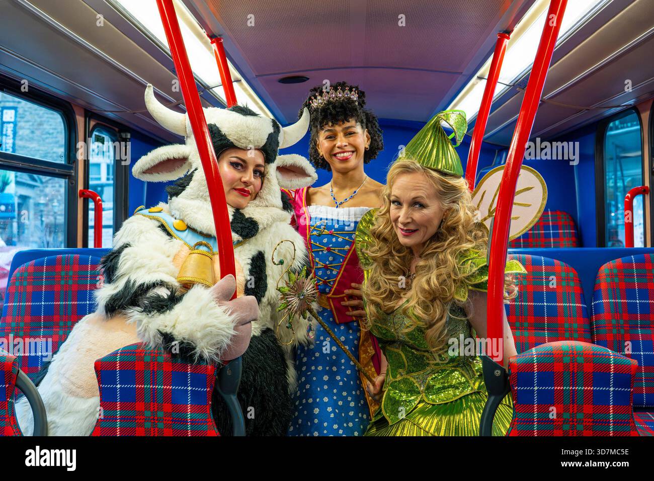 Edinburgh, Schottland, Großbritannien, 26. November 2025, Jack and the Beanstalk Panto: Die Besetzung von Jack and the Beanstalk kommen mit dem Lothian Christmas Bus für das Capital Theatre’s Panto am Festival Theatre an. Im Bild: Clare Gray (Pat the Cow), Gail Watson (Spirit of the Beans), Amber Sylvia Edwards (Prinzessin Jill). Credit Sally Anderson/Alamy Live News Stockfoto