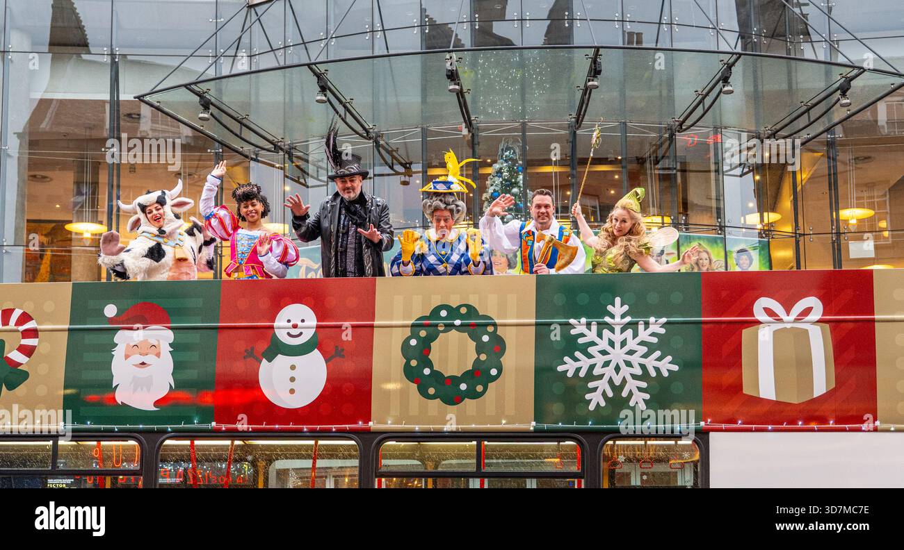 Edinburgh, Schottland, Großbritannien, 26. November 2025, Jack and the Beanstalk Panto: Die Besetzung von Jack and the Beanstalk kommen mit dem Lothian Christmas Bus für das Capital Theatre’s Panto am Festival Theatre an. Im Bild: Allan Stewart (Dame May McTrot), Grant Stott (Fleshcreep), Jordan Young (Jack Trot), Clare Gray (Pat the Cow), Gail Watson (Spirit of the Beans), Amber Sylvia Edwards (Prinzessin Jill). Credit Sally Anderson/Alamy Live News Stockfoto