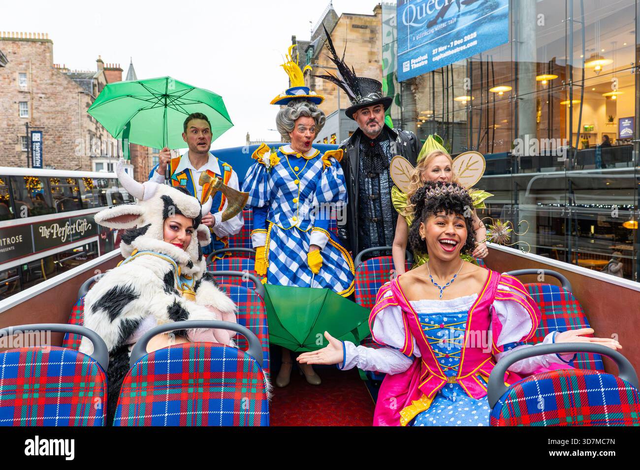 Edinburgh, Schottland, Großbritannien, 26. November 2025, Jack and the Beanstalk Panto: Die Besetzung von Jack and the Beanstalk kommen mit dem Lothian Christmas Bus für das Capital Theatre’s Panto an. Im Bild: Allan Stewart (Dame May McTrot), Grant Stott (Fleshcreep), Jordan Young (Jack Trot), Clare Gray (Pat the Cow), Gail Watson (Spirit of the Beans), Amber Sylvia Edwards (Prinzessin Jill). Credit Sally Anderson/Alamy Live News Stockfoto