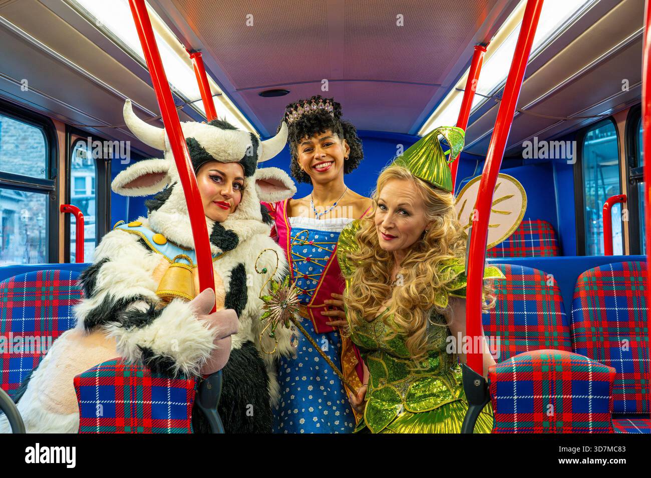 Edinburgh, Schottland, Großbritannien, 26. November 2025, Jack and the Beanstalk Panto: Die Besetzung von Jack and the Beanstalk kommen mit dem Lothian Christmas Bus für das Capital Theatre’s Panto am Festival Theatre an. Im Bild: Clare Gray (Pat the Cow), Gail Watson (Spirit of the Beans), Amber Sylvia Edwards (Prinzessin Jill). Credit Sally Anderson/Alamy Live News Stockfoto