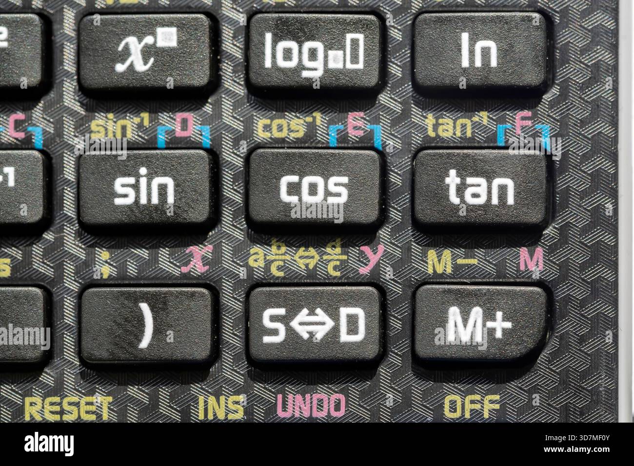Tastenfeld-Makro für wissenschaftlichen Rechner mit Trigonometrietasten für Tan-Tasten, strukturiertes schwarzes Bedienfeld mit Symbolen für mathematische Funktionen STEM-Ausbildung Stockfoto