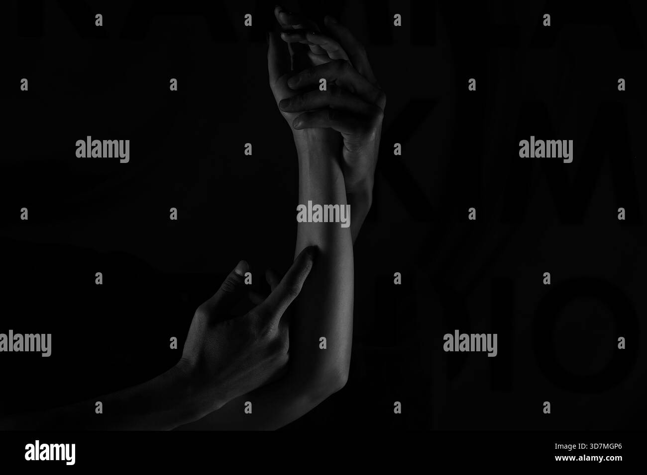 Dezente Beleuchtung betont die haptische Eleganz für Kosmetik Stockfoto
