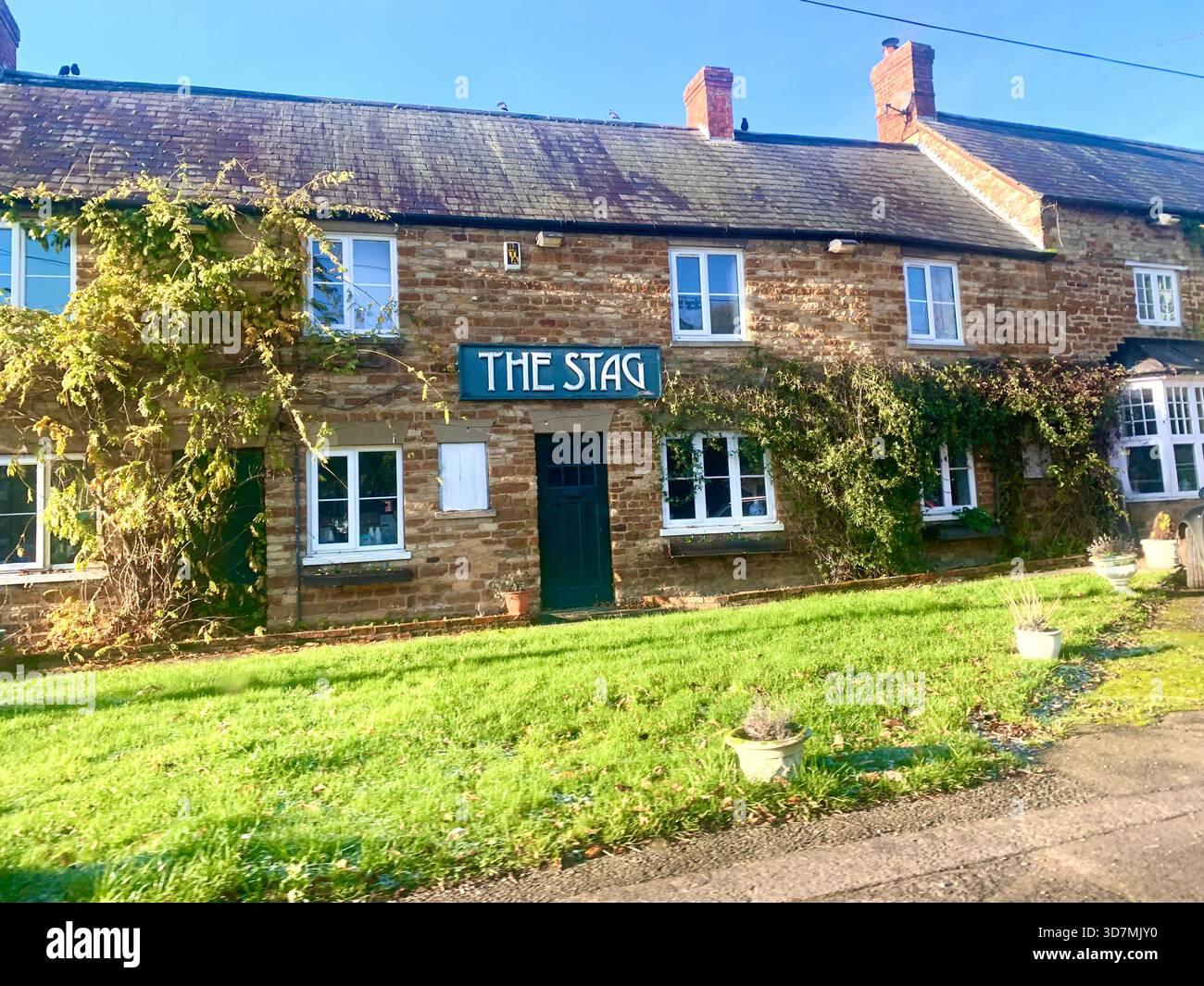 The Stags Head in Maidwell Northamptonshire Harborough Road England British UK Food Pub Restaurant altes Steinhaus A14 Mahlzeiten - Smartphone-aufgenommenes Stockfoto