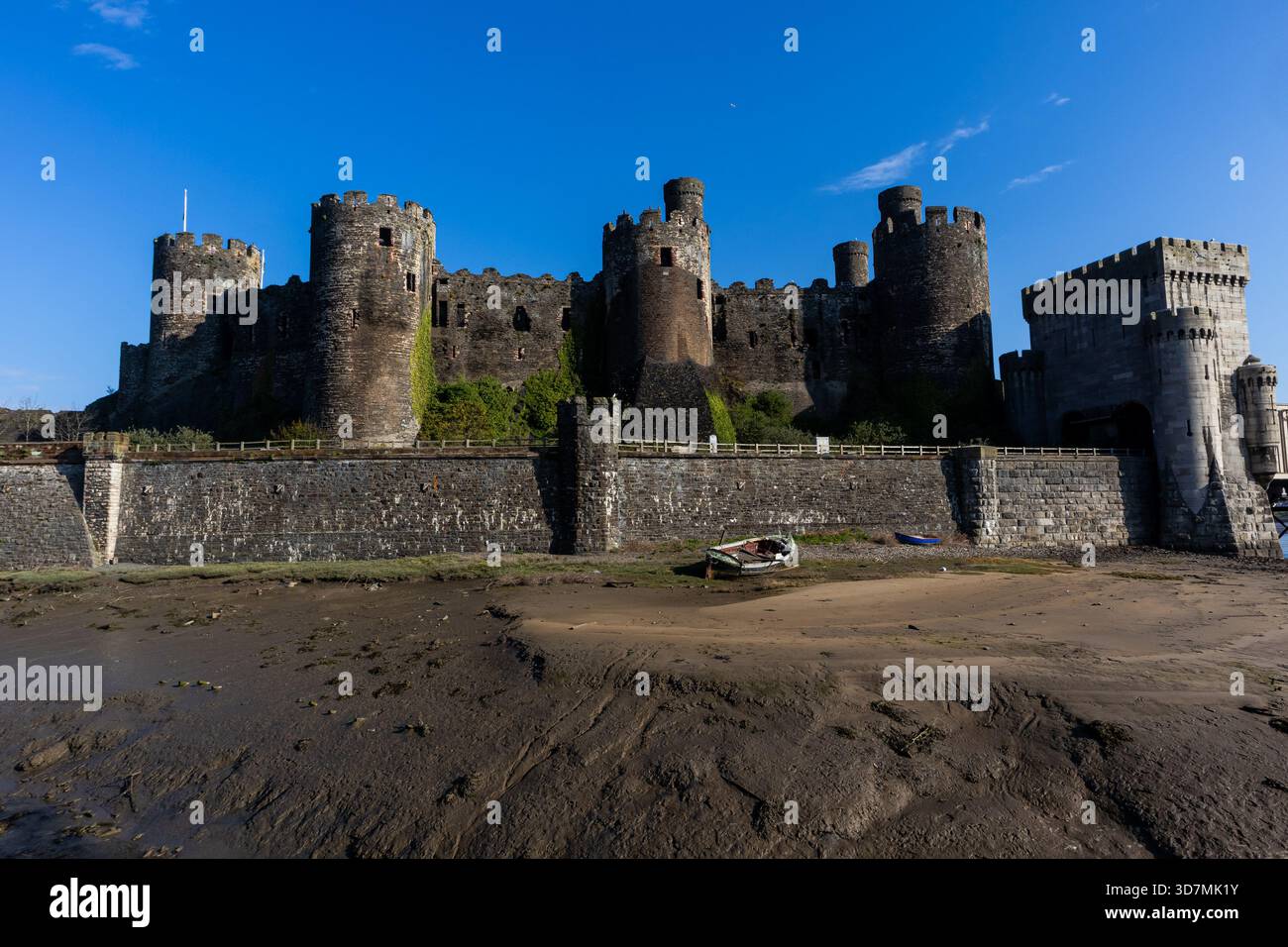 Conwy Castle über der Mündung des Waters unter klarem Himmel Stockfoto