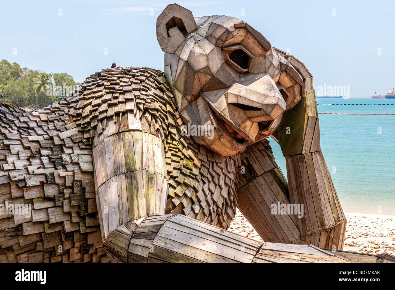 Curious Sue, eine große Skulptur aus recyceltem Holz am Palawan Beach, Sentosa Island, Singapur, Südostasien Stockfoto