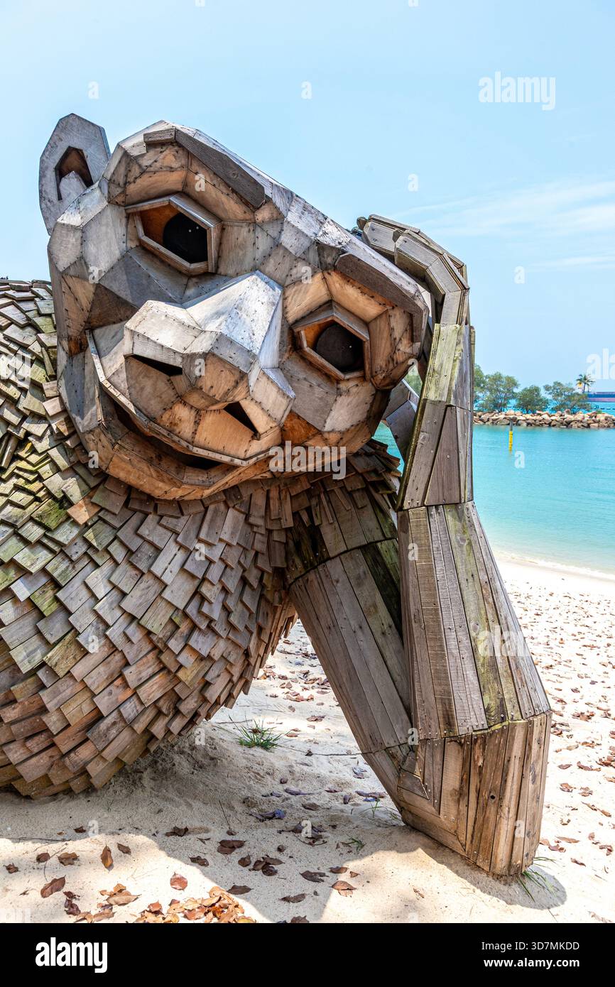 Curious Sue, eine große Skulptur aus recyceltem Holz am Palawan Beach, Sentosa Island, Singapur, Südostasien Stockfoto