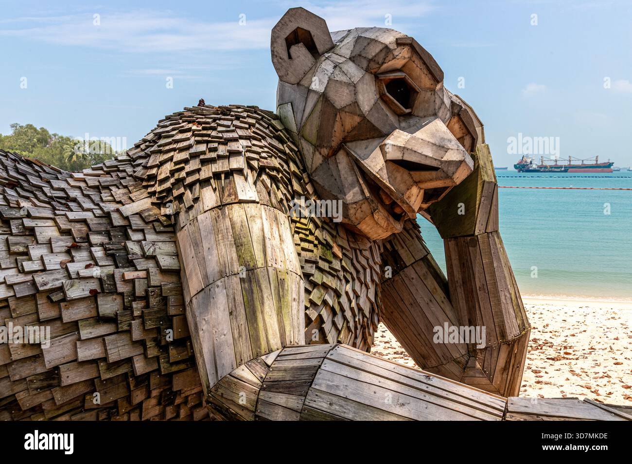 Curious Sue, eine große Skulptur aus recyceltem Holz am Palawan Beach, Sentosa Island, Singapur, Südostasien Stockfoto