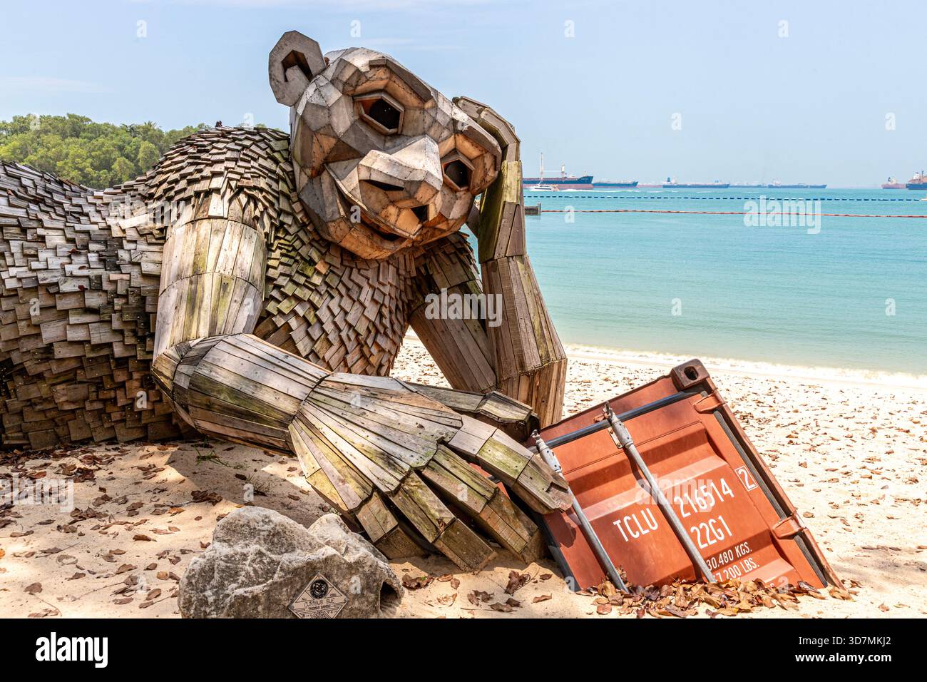 Curious Sue, eine große Skulptur aus recyceltem Holz am Palawan Beach, Sentosa Island, Singapur, Südostasien Stockfoto