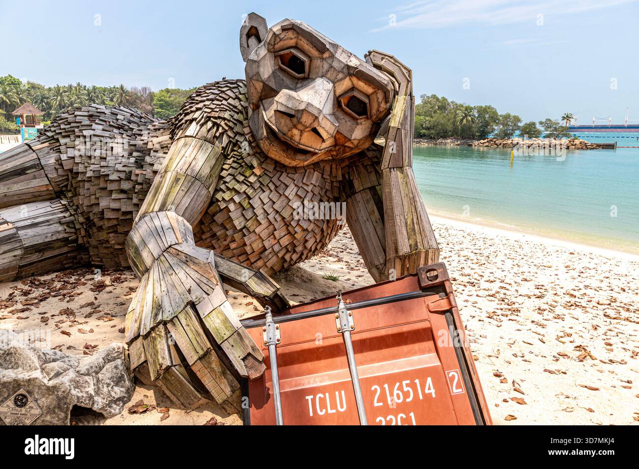 Curious Sue, eine große Skulptur aus recyceltem Holz am Palawan Beach, Sentosa Island, Singapur, Südostasien Stockfoto