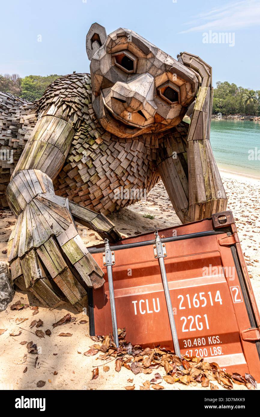 Curious Sue, eine große Skulptur aus recyceltem Holz am Palawan Beach, Sentosa Island, Singapur, Südostasien Stockfoto