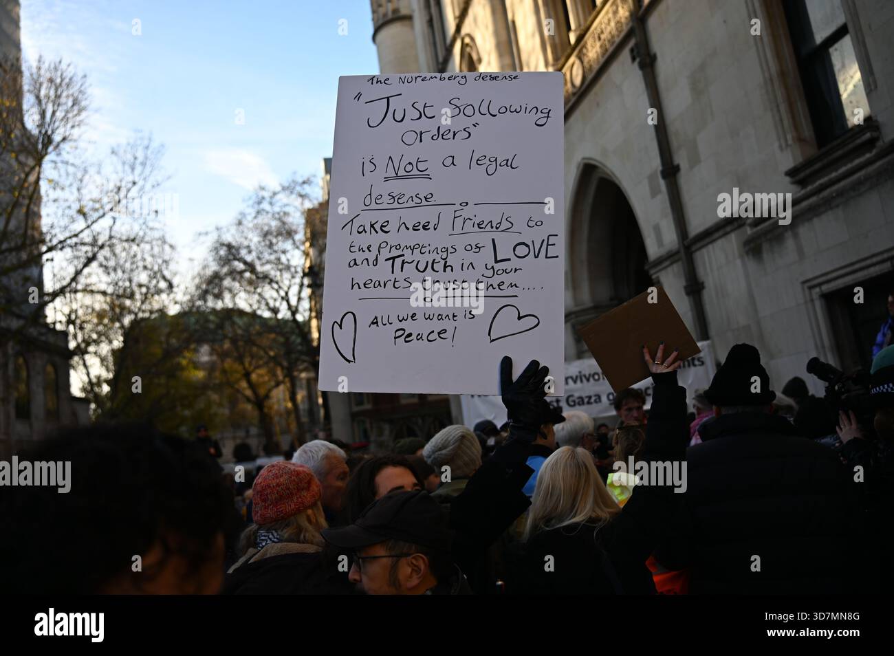 London, Großbritannien. November 2025. Die Demonstranten der "Verteidigung unserer Geschworenen" fordern die Aufhebung des Verbots für palästinensische Maßnahmen vor der gerichtlichen Überprüfung des Verbots. Wenn Filton 24 für schuldig befunden wird, können sie wegen Terrorismus zu bis zu 14 Jahren Gefängnis verurteilt werden. Ich verstehe nicht, warum Vergewaltiger und Kindesmissbraucher in Großbritannien so leicht davonkommen. Sie nennen es Demokratie, Rentner im Alter von 70 bis 80 Jahren zu verhaften, die gerade mit Plakaten vor dem königlichen Gerichtshof in London sitzen. (Foto von 李世惠/siehe Li/Picture Capital) Credit: Siehe Li/Picture Capital/Alamy Live News Stockfoto