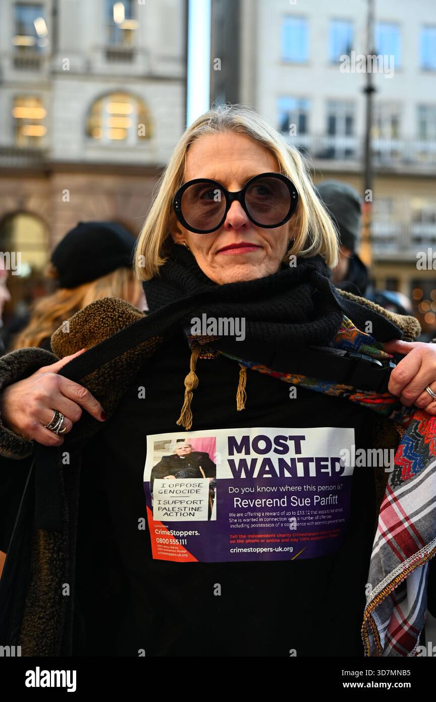 London, Großbritannien. November 2025. Die Demonstranten der "Verteidigung unserer Geschworenen" fordern die Aufhebung des Verbots für palästinensische Maßnahmen vor der gerichtlichen Überprüfung des Verbots. Wenn Filton 24 für schuldig befunden wird, können sie wegen Terrorismus zu bis zu 14 Jahren Gefängnis verurteilt werden. Ich verstehe nicht, warum Vergewaltiger und Kindesmissbraucher in Großbritannien so leicht davonkommen. Sie nennen es Demokratie, Rentner im Alter von 70 bis 80 Jahren zu verhaften, die gerade mit Plakaten vor dem königlichen Gerichtshof in London sitzen. (Foto von 李世惠/siehe Li/Picture Capital) Credit: Siehe Li/Picture Capital/Alamy Live News Stockfoto