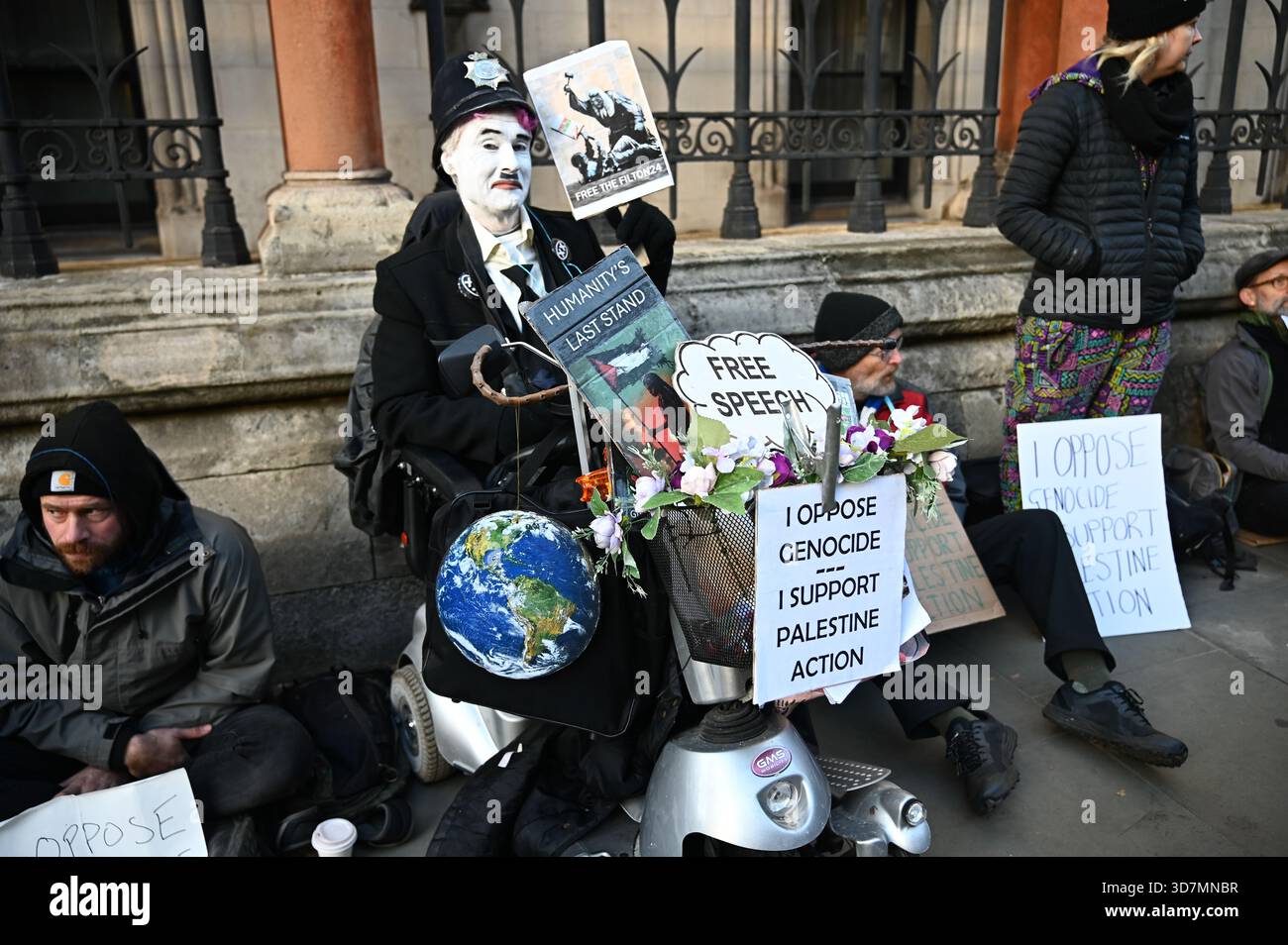 London, Großbritannien. November 2025. Die Demonstranten der "Verteidigung unserer Geschworenen" fordern die Aufhebung des Verbots für palästinensische Maßnahmen vor der gerichtlichen Überprüfung des Verbots. Wenn Filton 24 für schuldig befunden wird, können sie wegen Terrorismus zu bis zu 14 Jahren Gefängnis verurteilt werden. Ich verstehe nicht, warum Vergewaltiger und Kindesmissbraucher in Großbritannien so leicht davonkommen. Sie nennen es Demokratie, Rentner im Alter von 70 bis 80 Jahren zu verhaften, die gerade mit Plakaten vor dem königlichen Gerichtshof in London sitzen. (Foto von 李世惠/siehe Li/Picture Capital) Credit: Siehe Li/Picture Capital/Alamy Live News Stockfoto