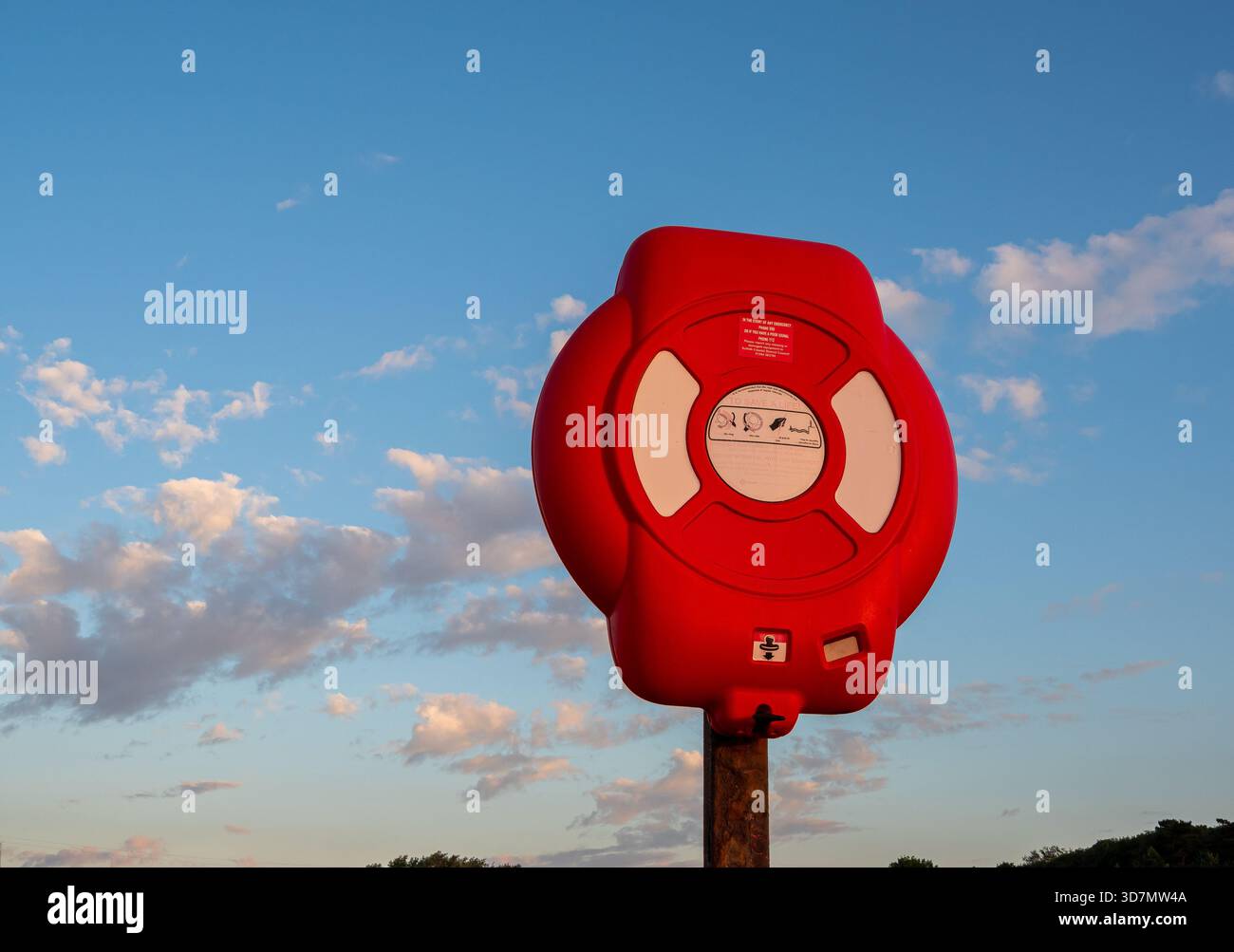 Rotes Rettungslager vor blauem Himmel Stockfoto