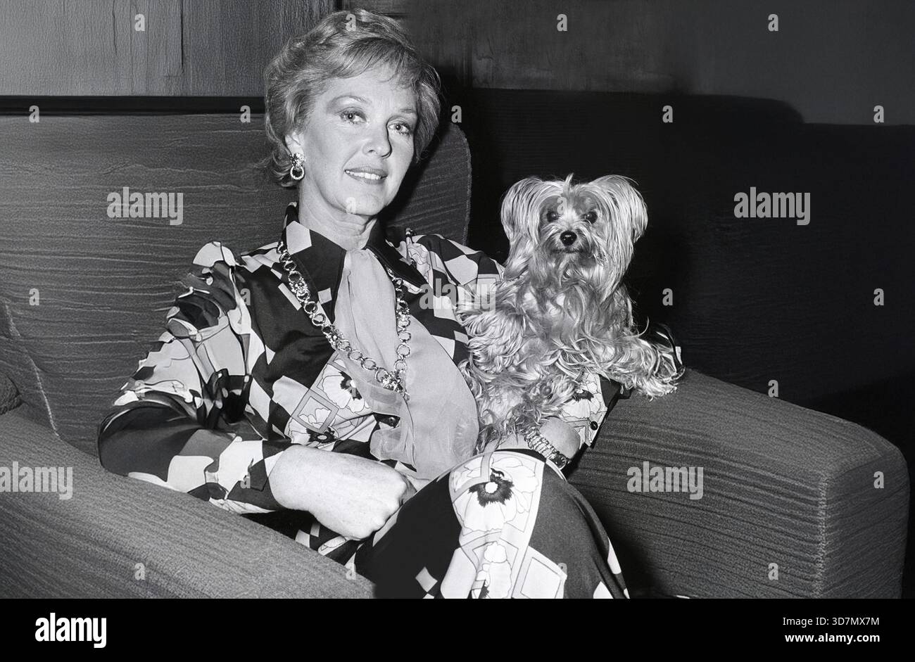 Fernsehpersönlichkeit Katie Boyle mit ihrem Hund in den 1970er Jahren Bild von DAVID BAGNALL Stockfoto