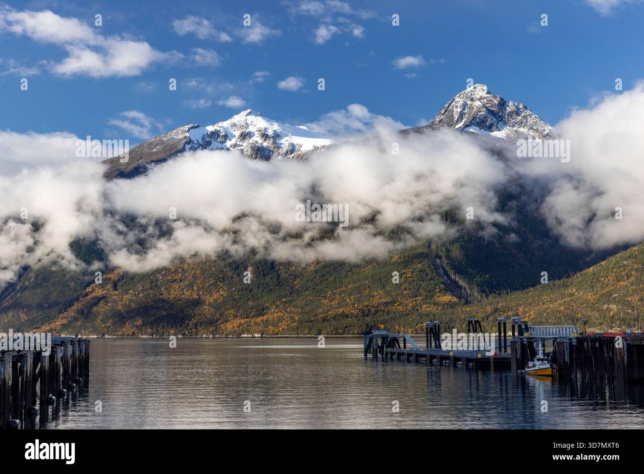 Taiya Inlet und schneebedeckte Berggipfel in der Nähe von Skagway, Alaska, USA Stockfoto