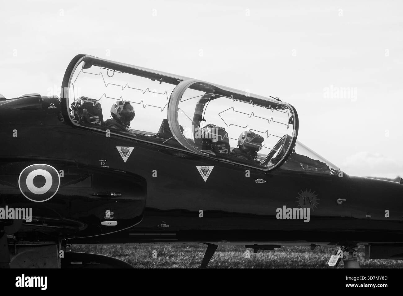 Monotone Details eines RAF Hawk Trainingsflugzeugs mit Piloten im Cockpit im RAF Valley Stockfoto