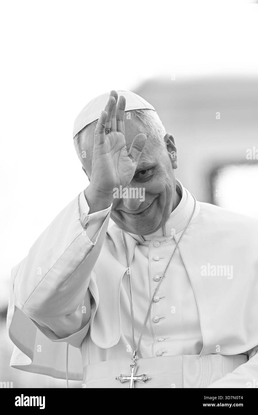 **NO LIBRI** Italien, Rom, Vatikan, 26.11.2025.Papst Leo XIV. Führt seine wöchentliche Audienz im Petersdom im Vatikan , Foto von ALESSIA GIULIANI / Katholisches Pressefoto Stockfoto