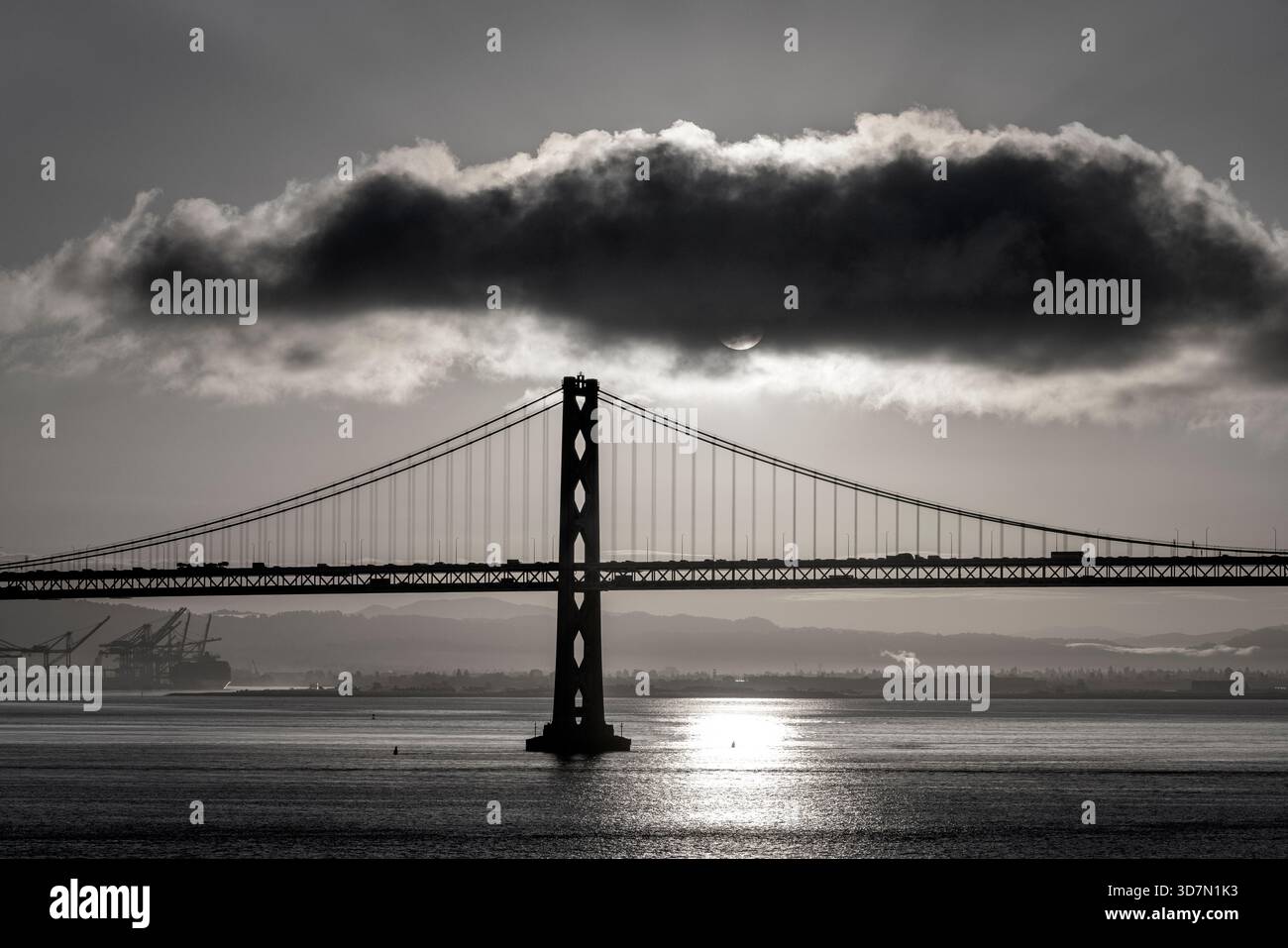 Bay Bridge (San Francisco-Oakland Bay Bridge) bei Sonnenaufgang – San Francisco, Kalifornien, USA [Schwarzweißbild] Stockfoto