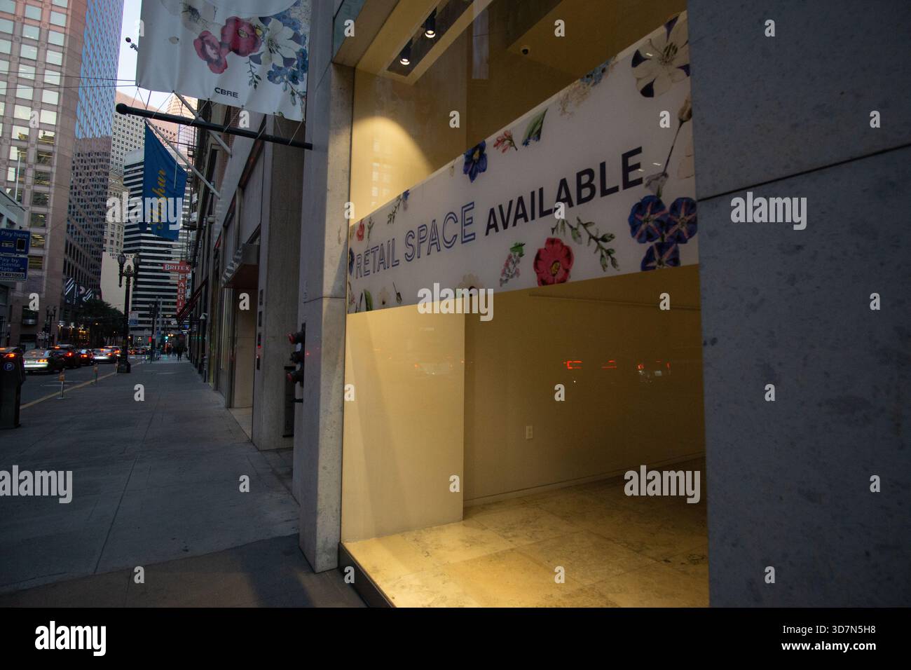 Leerer Einzelhandel zur Miete in der Post Street in der Innenstadt von San Francisco am 25. November 2025 Stockfoto