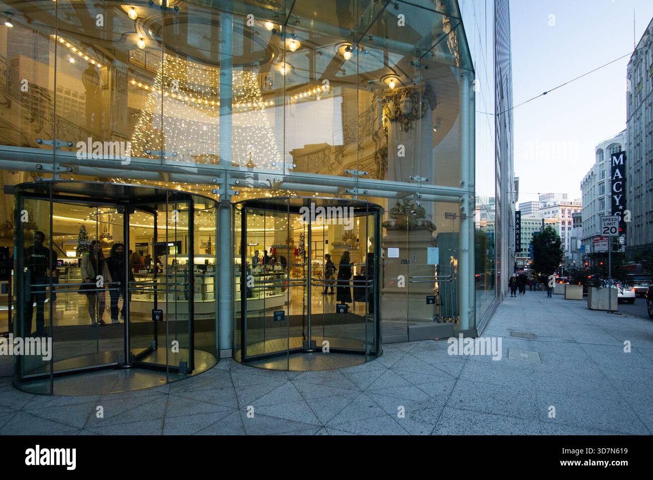 Drehtüren aus Glas am Neiman Marcus Union Square in San Francisco am 25. November 2025 Stockfoto
