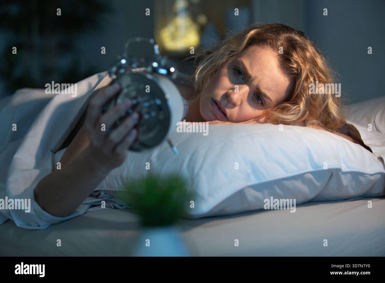 Eine junge Frau, die auf die Uhr schaut Stockfoto