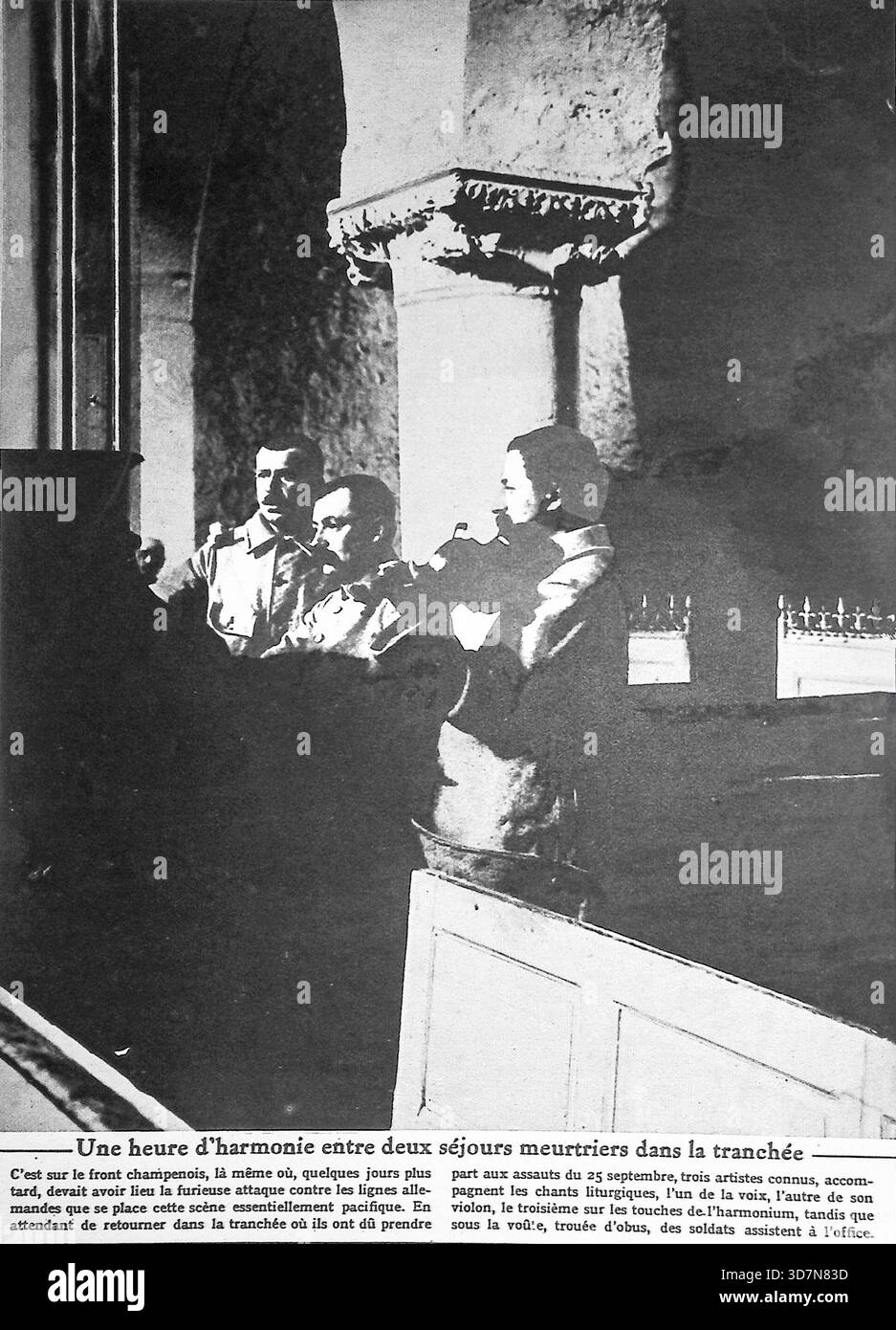 Dieses Foto aus der Ausgabe von Le Miroir vom 10. Oktober 1915 zeigt eine „Messe mit Musik“ an der Champagnerfront während des Ersten Weltkriegs. Das Bild zeigt drei französische Soldatenmusiker, die einen liturgischen Gesang aufführen und die Messe mit Violine, Flöte und Harmonium in einem Gebäude, das wie eine Steinkirche oder eine Festung aussieht, begleiten. Die Schlagzeile betont dies als „eine Stunde der Harmonie zwischen zwei tödlichen Aufenthalten im Graben“ und hebt die Rolle von Musik und Religion bei der Bereitstellung eines kurzen Moments spiritueller und emotionaler Erholung für die Soldaten hervor, die anwesend sind Stockfoto