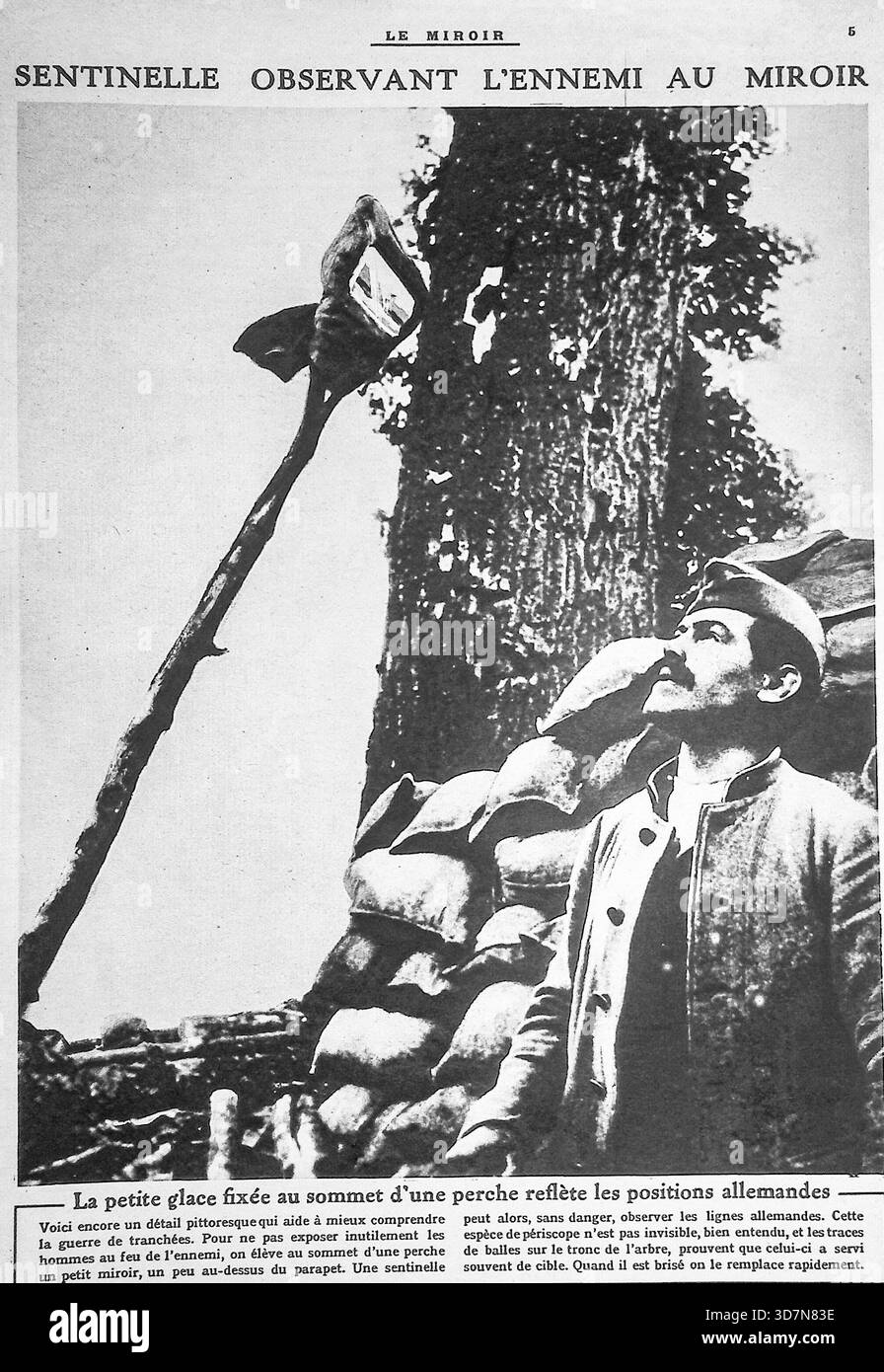Dieses eindrucksvolle Foto aus der Ausgabe von Le Miroir vom 10. Oktober 1915 zeigt einen französischen Wächter, der während des Ersten Weltkriegs deutsche Positionen mit einem Spiegel auf einem langen Stock an der Westfront beobachtet. Die Überschrift „Sentry Observing the Enemy with a Mirror“ (Wachmann beobachtet den Feind mit einem Spiegel) unterstreicht diese geniale, Low-Tech-Methode, die in der Grabenkriegsführung verwendet wird, um das Schlachtfeld zu beobachten, ohne den Beobachter dem feindlichen Feuer auszusetzen. Der kleine Spiegel, der an der Spitze eines Stabes befestigt und über der sandsackten Attika gehalten wurde, erlaubte dem Soldaten, die deutschen Linien sicher zu überprüfen, was die ständige Notwendigkeit von Wachsamkeit und erfinderischer Lösung verdeutlicht Stockfoto