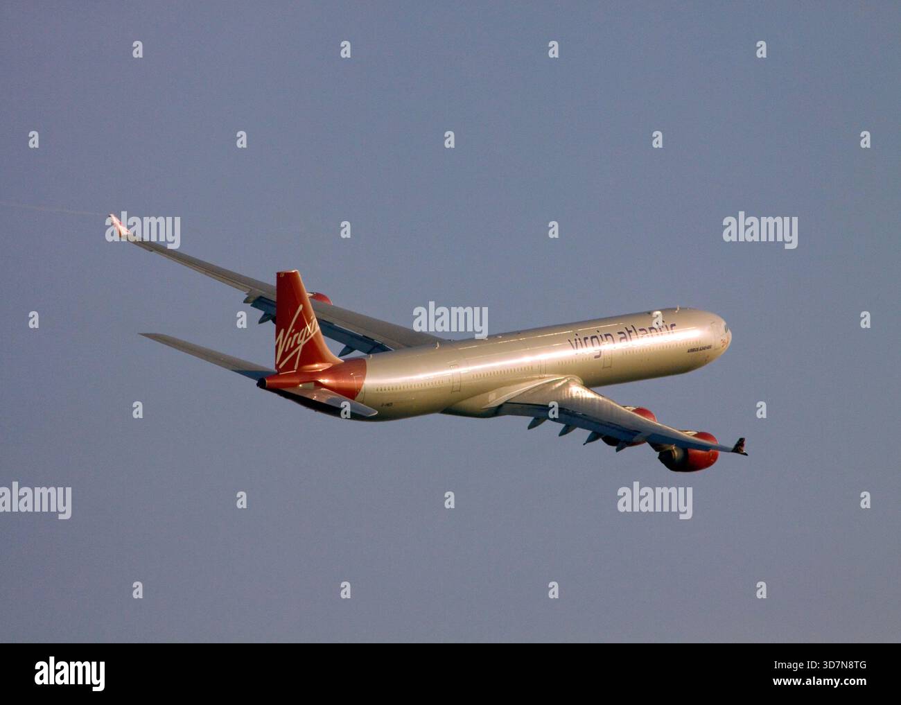 G-VWEB Virgin Atlantic Airbus A340-642 kurz nach dem Start von London Heathrow am 29. Dezember 2008. Stockfoto