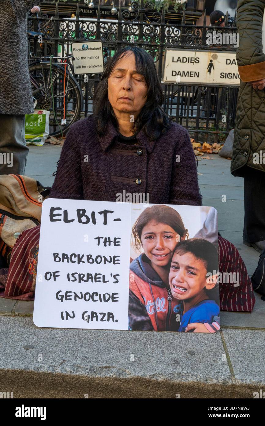 Königliche Gerichte, November 2025. Ein Demonstrant mit einem Schild, das die Rolle von Elbit Systems beim Völkermord in Gaza zur Unterstützung der Filton24 unterstreicht. Stockfoto