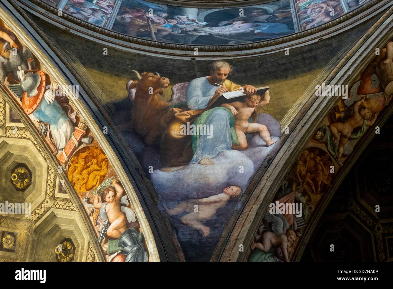 Piacenza, Italien - 23. 10. 2025: Fresko des Evangelisten Lukas mit dem Stier (18. Jahrhundert). Stockfoto