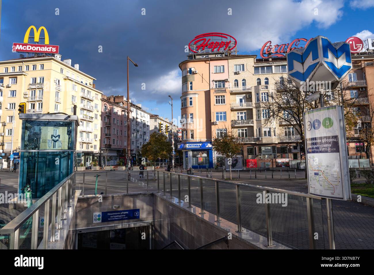 Sofia, Bulgarien. November 2025. Eingang zur NDK Metro an der Kreuzung von Vitosha Boularvard mit Markenschildern für McDonalds, Happy und Coca Stockfoto