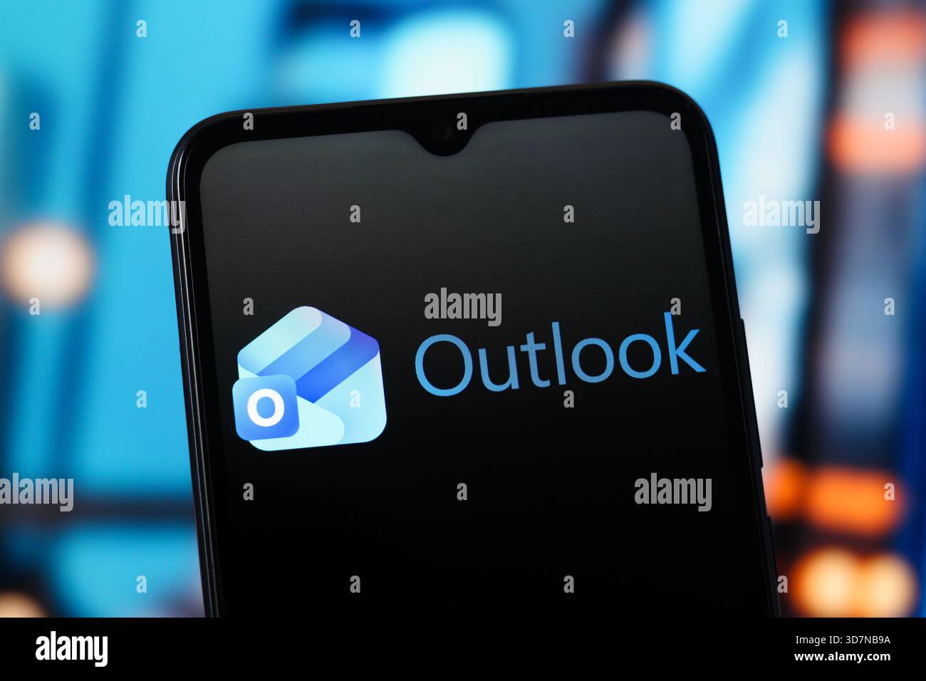 In dieser Abbildung wird das Microsoft Outlook-Logo auf einem Smartphone-Bildschirm angezeigt. Stockfoto