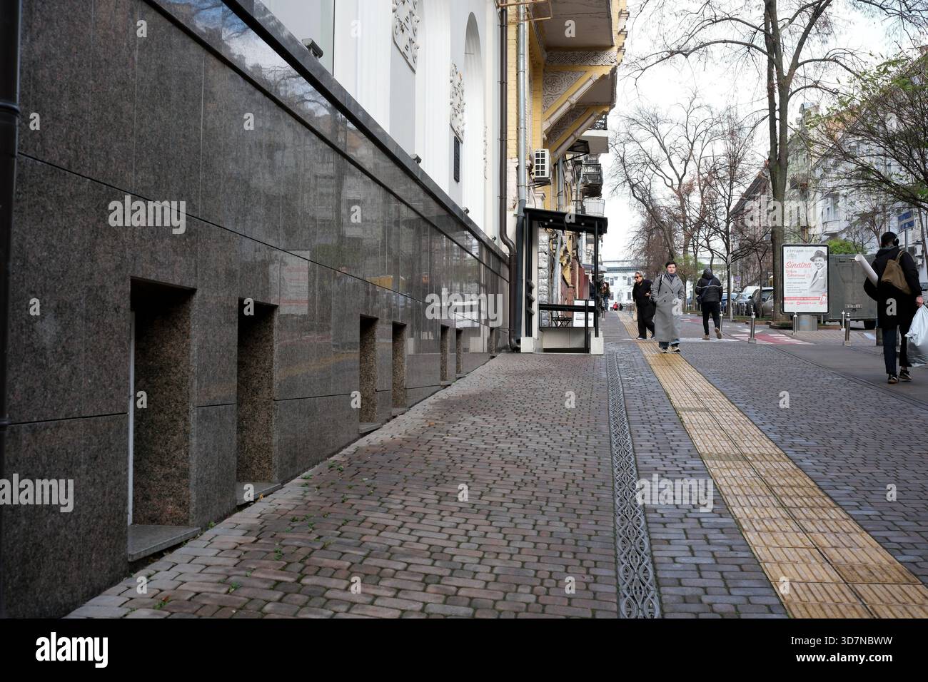 Schlendern Sie entlang einer charmanten Stadtstraße und genießen Sie die friedliche Atmosphäre. Kiew, Ukraine. November 2025. Stockfoto
