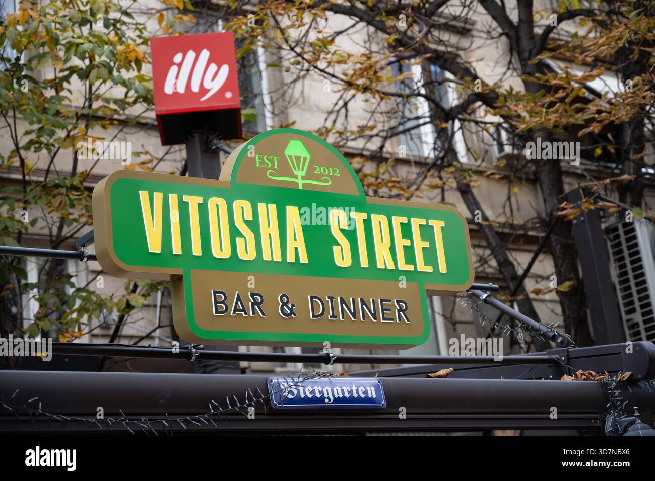 Sofia, Bulgarien. November 2025. Vitosha Street Bar und Dinner Schild. Die Vitisha Straße im Zentrum von Sofia ist ein beliebter Ort für Cafés, Bars und Stockfoto