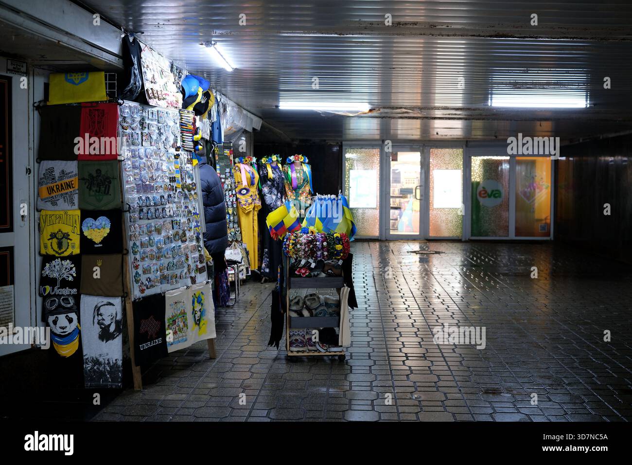 Farbenfrohe Verkaufsstände zeigen handgefertigtes Kunsthandwerk und Souvenirs in einem belebten Stadttunnel. Chreshtschatjk, Kiew, Ukraine. November 2025. Stockfoto