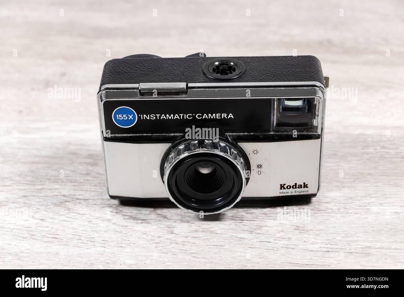Vintage Kodak 155X Instamatic Kamera mit schwarzem und silbernem Gehäuse auf einer Holzoberfläche Stockfoto