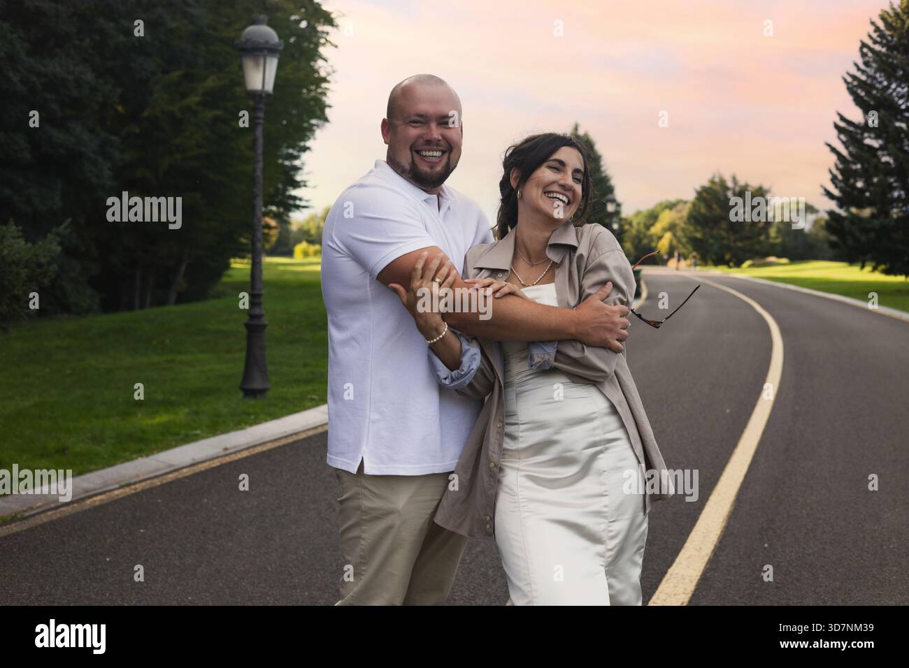Das junge Paar hat Spaß im Park Stockfoto