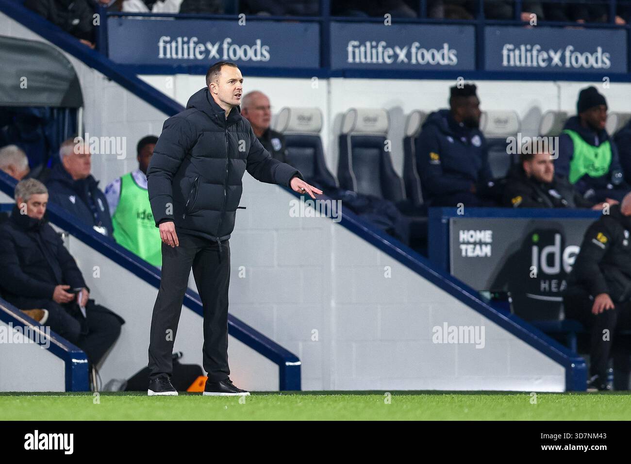 Chris Davies, Manager von Birmingham City Gestures während des Sky Bet Championship-Spiels zwischen West Bromwich Albion und Birmingham City in den Hawthorns, West Bromwich am Mittwoch, den 26. November 2025. (Foto: Stuart Leggett | MI News) Credit: MI News & Sport /Alamy Live News Stockfoto