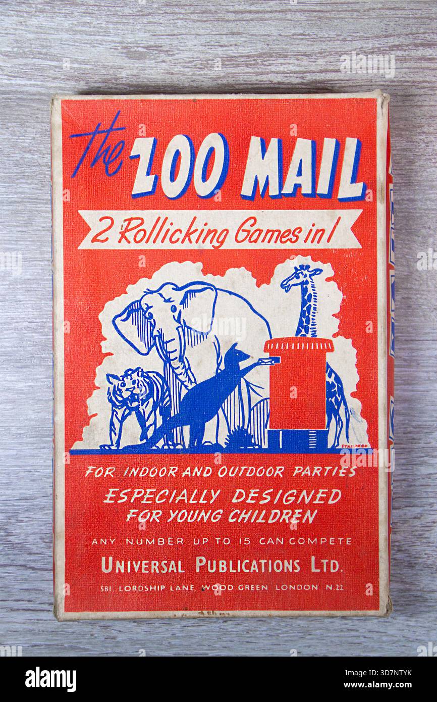Vintage-Spielbox für Kinder mit dem Titel „The Zoo Mail“ mit verspielten Tierillustrationen und auffälligem Rot-Blau-Design Stockfoto