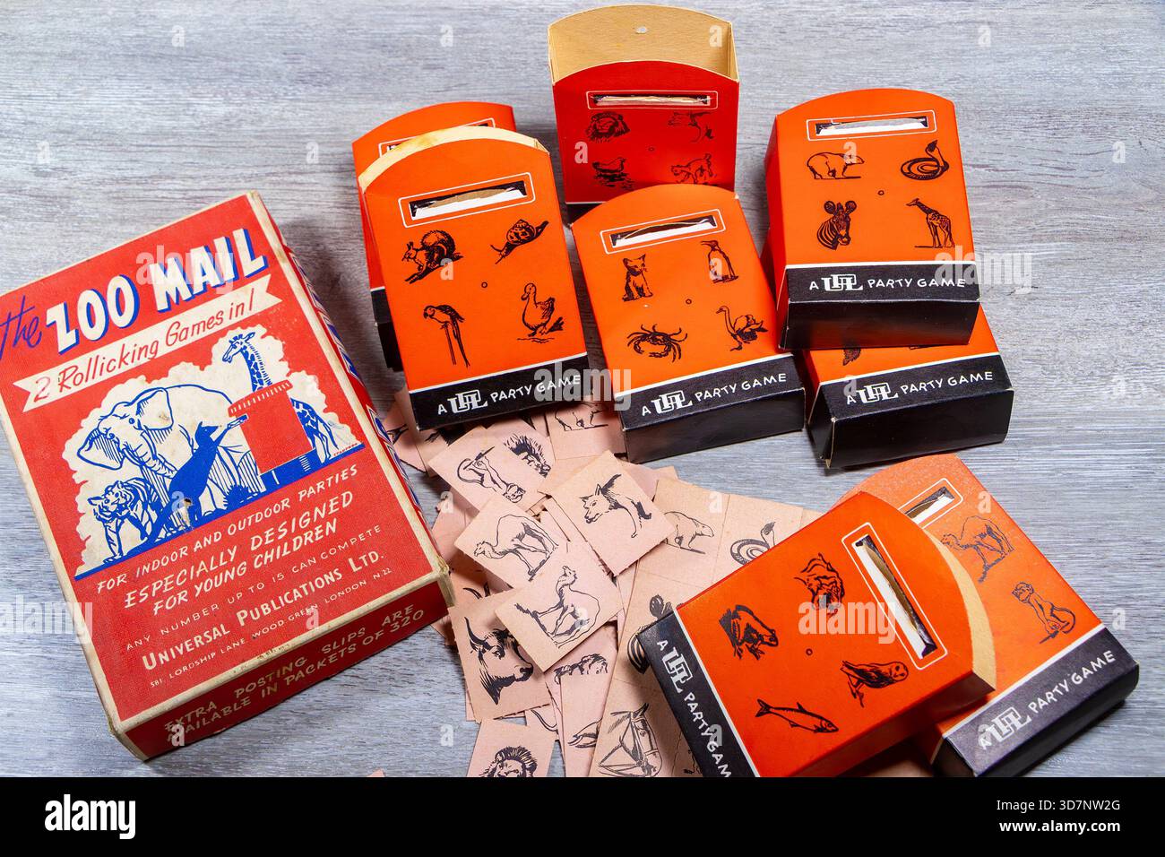 Vintage Zoo Mail Party Spiel Set mit Tierzeichnungskarten und roten Slotboxen von Universal Publications Ltd. Auf einer Holzoberfläche Stockfoto