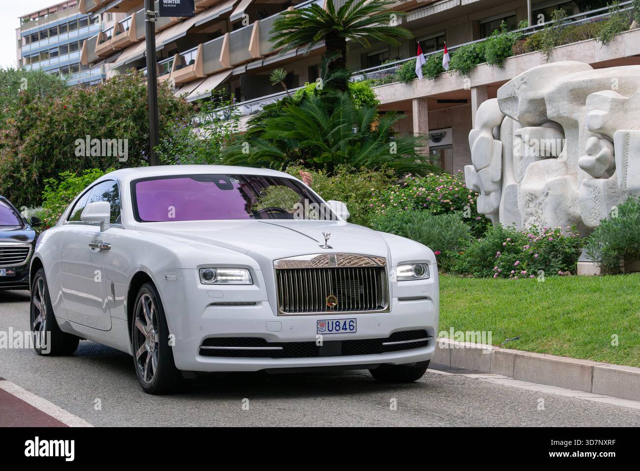 Monte Carlo, Monaco - Blick auf ein weißes Rolls-Royce Wraith Black Badge, das auf einer Straße fährt. Stockfoto