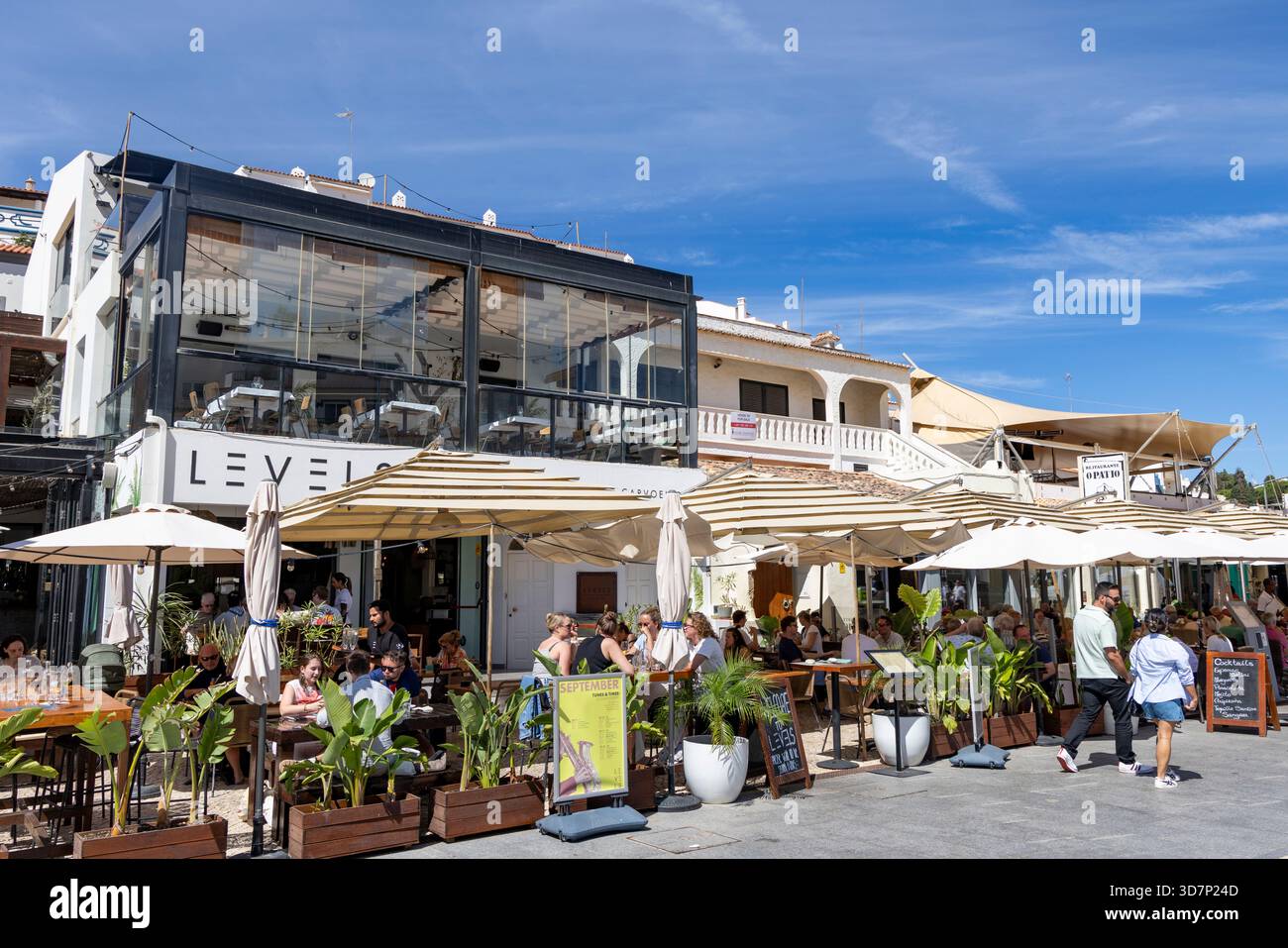 Carvoeiro Küstenstadt an der Algarve in Portugal, Leute genießen Mittagessen in einem der vielen Stadtrestaurants am Strand, Europa Stockfoto