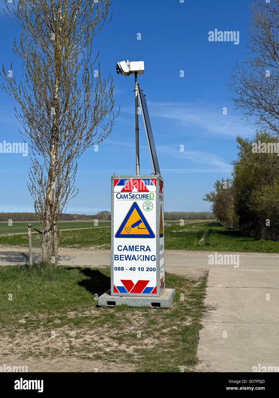 Almere, Niederlande - 8. April 2025: Camsecure Sicherheitskameraeinheit gegen einen teilweise bewölkten Himmel. Stockfoto