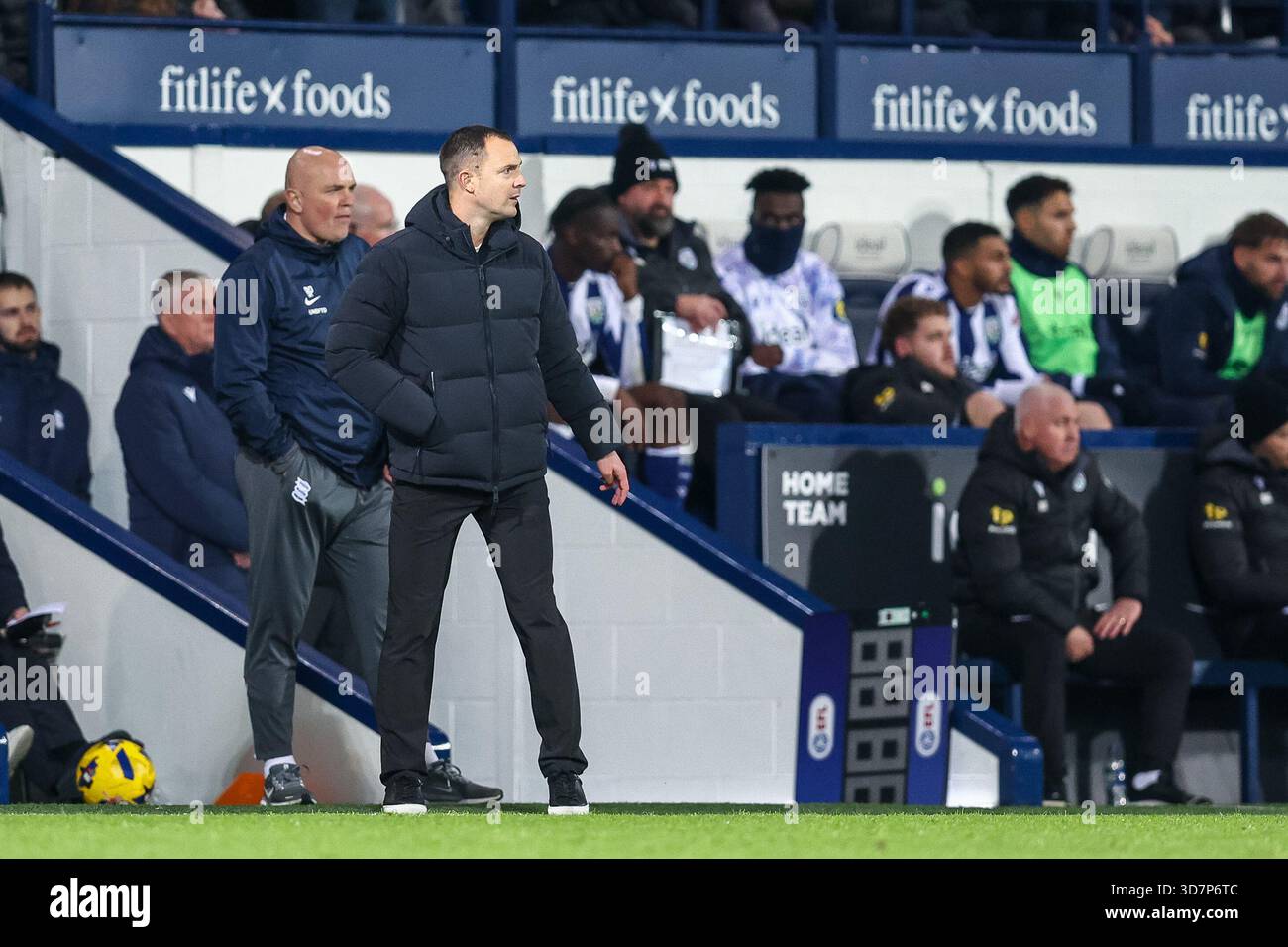 Chris Davies, Manager von Birmingham City, beobachtet das Geschehen während des Sky Bet Championship-Spiels zwischen West Bromwich Albion und Birmingham City bei den Hawthorns, West Bromwich am Mittwoch, den 26. November 2025. (Foto: Stuart Leggett | MI News) Credit: MI News & Sport /Alamy Live News Stockfoto