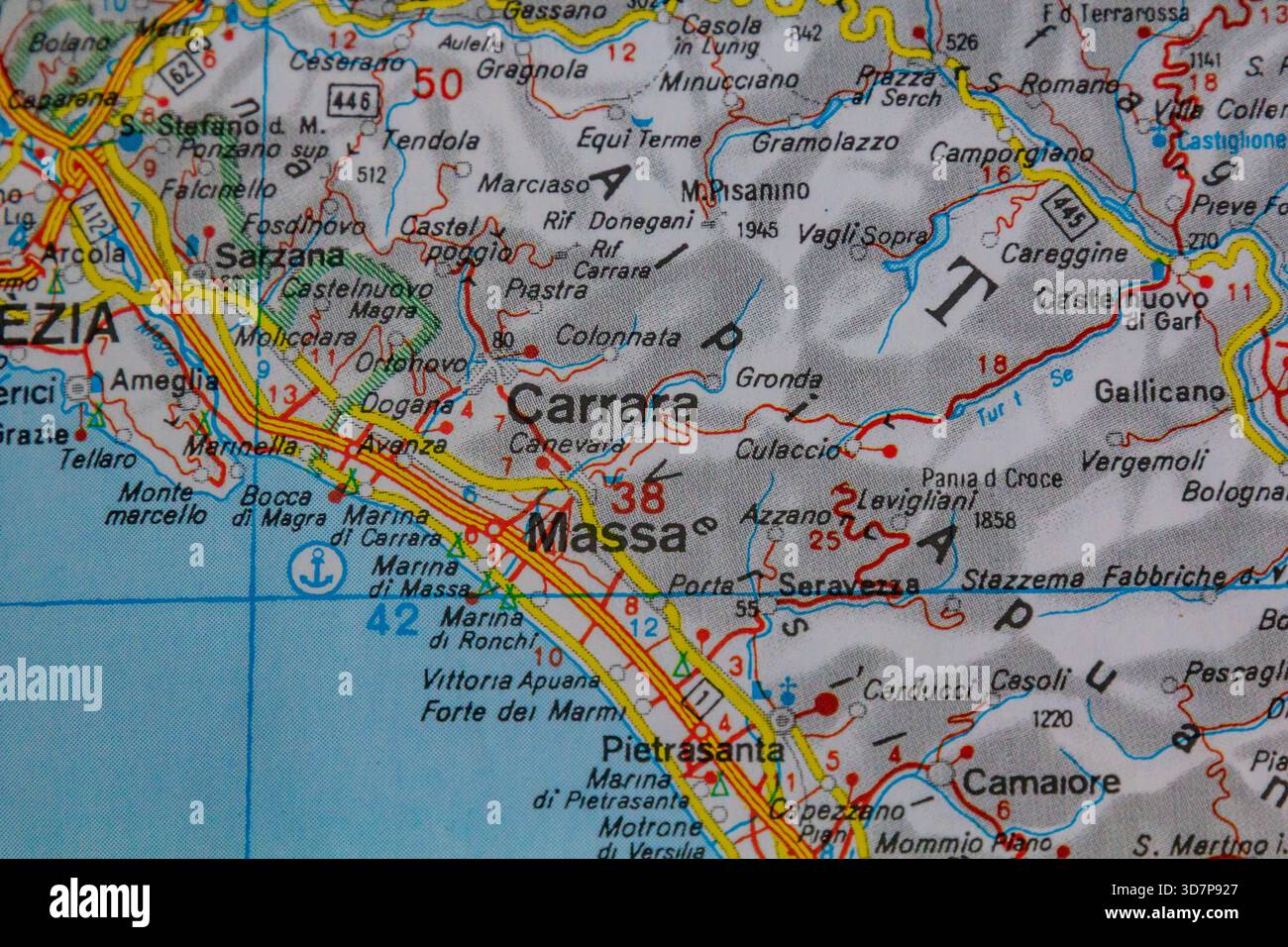 Carrara und Massa, Italien, auf einer Straßenkarte Stockfoto