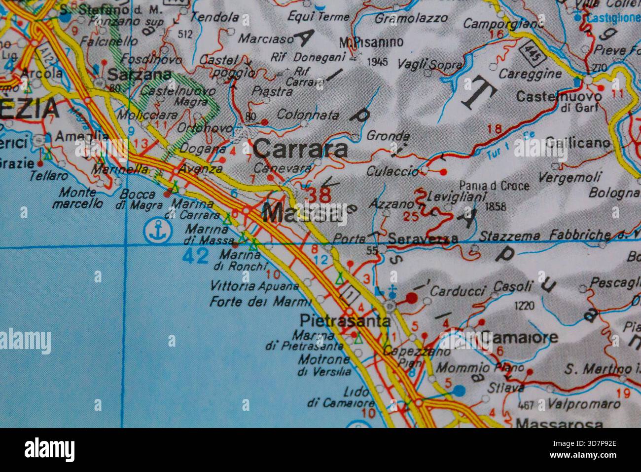 Carrara und Massa, Italien, auf einer Straßenkarte Stockfoto