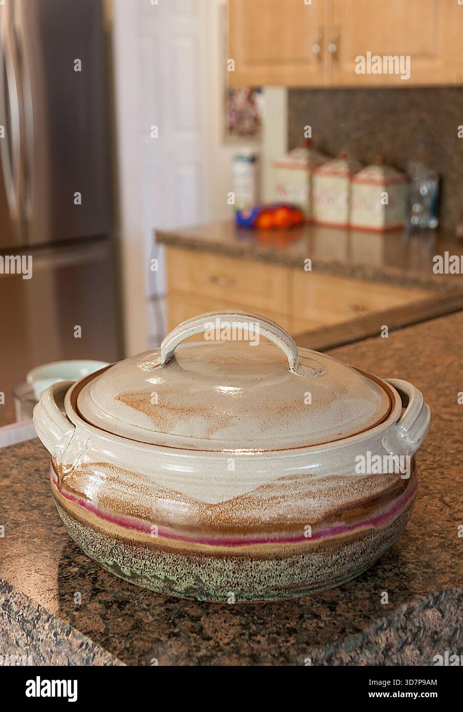Eine keramische Auflaufform, die auf einer Küchenarbeitsplatte sitzt. Stockfoto