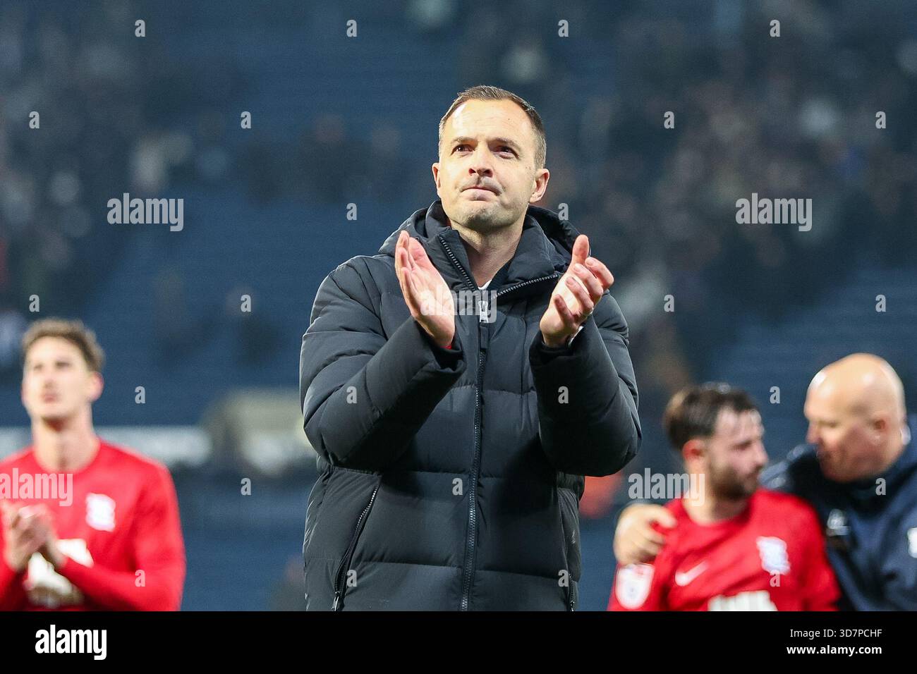 Chris Davies, Manager von Birmingham City, dankt den Fans für ihre Unterstützung während des Sky Bet Championship-Spiels zwischen West Bromwich Albion und Birmingham City in den Hawthorns, West Bromwich am Mittwoch, den 26. November 2025. (Foto: Stuart Leggett | MI News) Credit: MI News & Sport /Alamy Live News Stockfoto