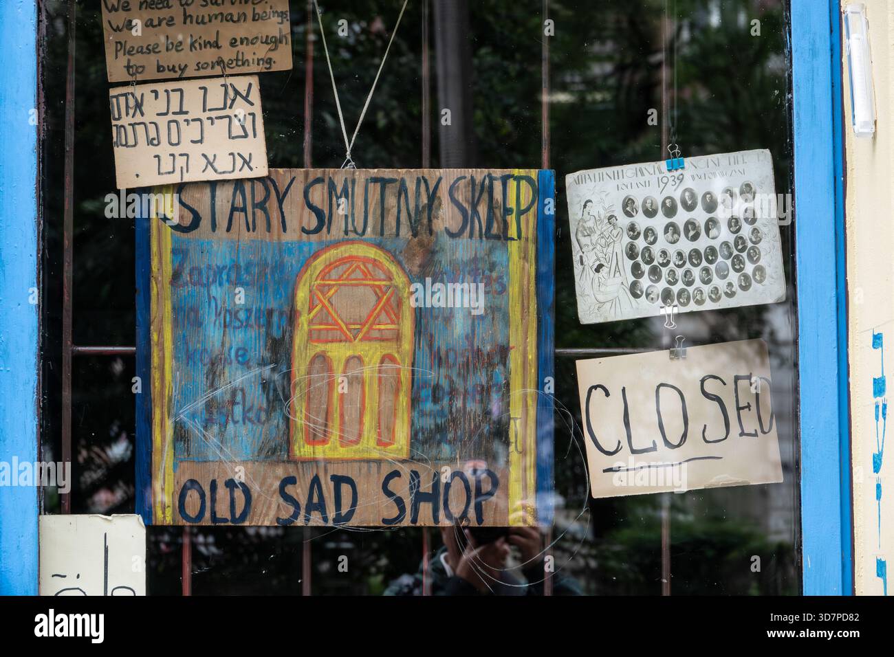 Krakau Polen. Der Old Sad Shop 'Stary Sklep' ist ein altes Geschäft, das alte Waren und Gebrauchtwaren in Krakau verkauft. Stockfoto